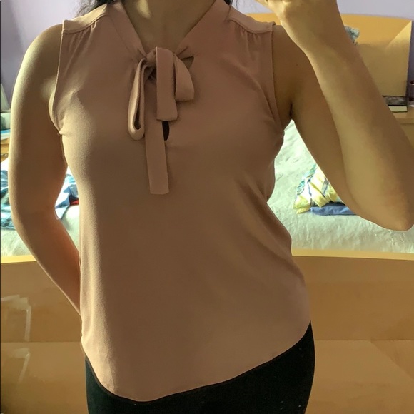 Pink top with bow, perfect for work - Picture 2 of 3